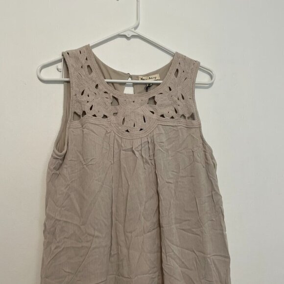 NEW NWT JANE AND DELANCEY Taupe Gray ish Crochet Eyelet Sleeveless Shift Dress - Picture 3 of 13